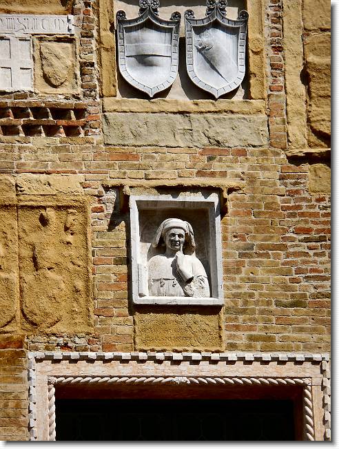 Clicca per scorrere le foto originali ingrandite