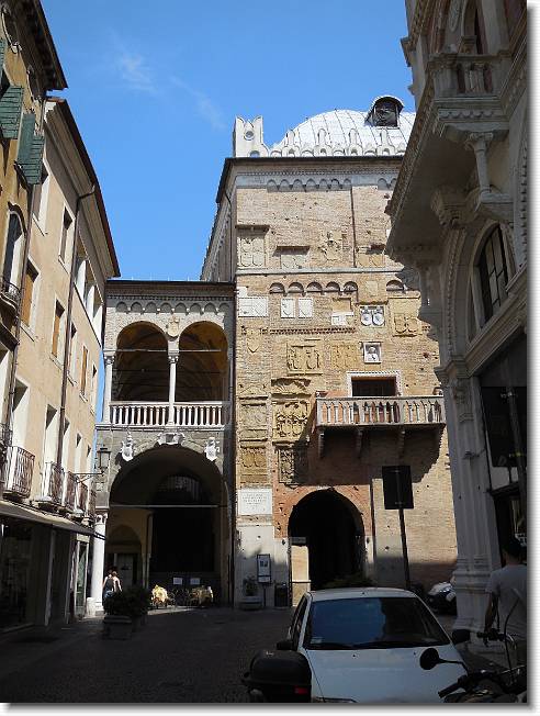 Clicca per scorrere le foto originali ingrandite