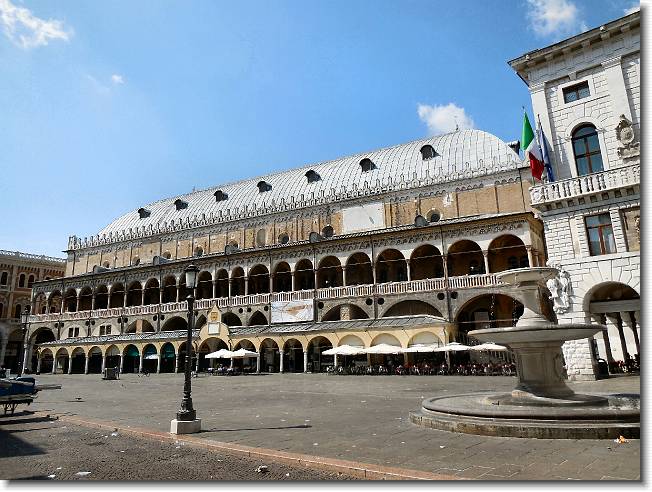 Clicca per scorrere le foto originali ingrandite