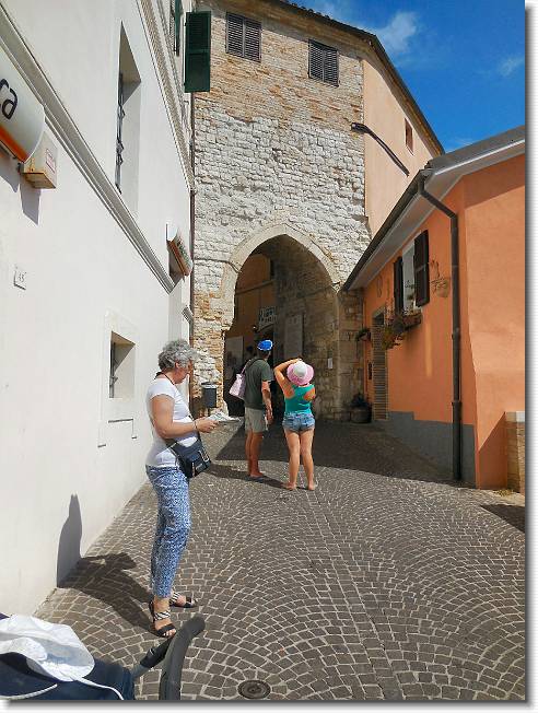 Clicca per scorrere le foto originali ingrandite