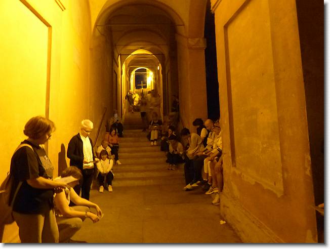 Clicca per scorrere le foto originali ingrandite