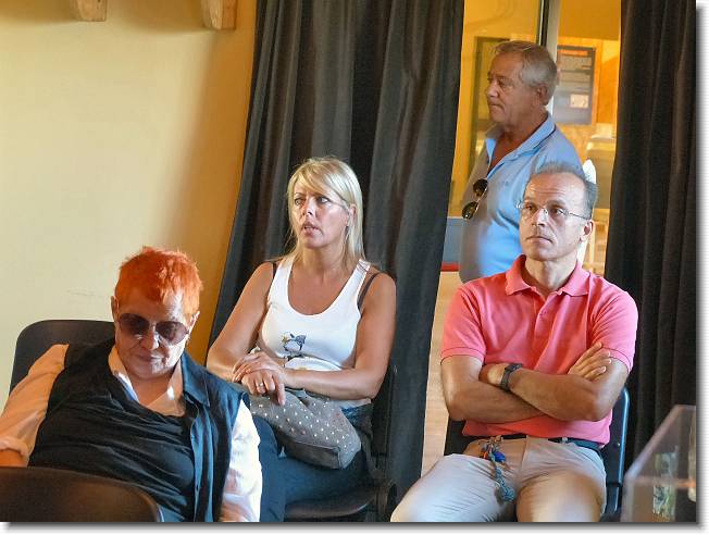 Clicca per scorrere le foto originali ingrandite