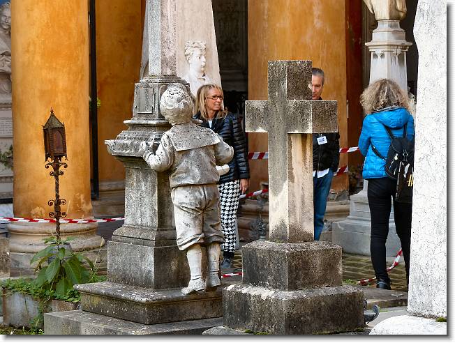 Clicca per scorrere le foto originali ingrandite