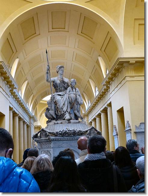Clicca per scorrere le foto originali ingrandite