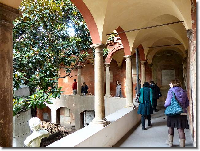 Clicca per scorrere le foto originali ingrandite