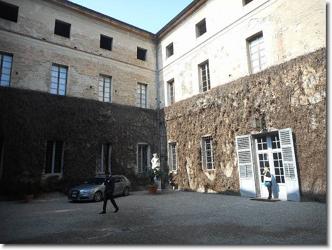 Clicca per scorrere le foto originali ingrandite