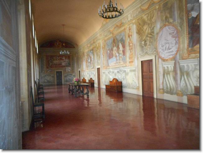 Clicca per scorrere le foto originali ingrandite