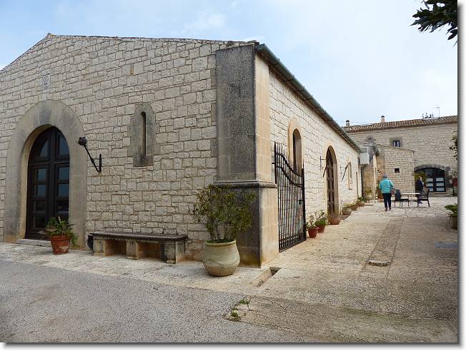 Clicca per scorrere le foto originali ingrandite