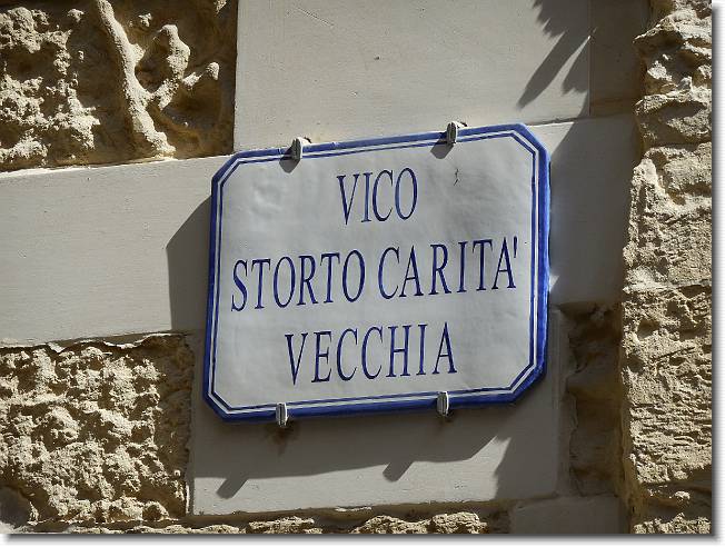 Clicca per scorrere le foto originali ingrandite