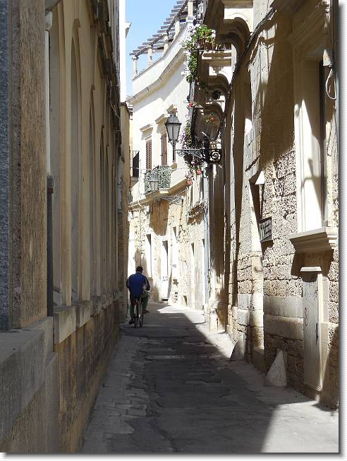 Clicca per scorrere le foto originali ingrandite