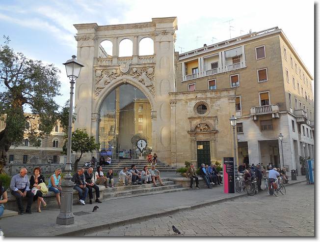 Clicca per scorrere le foto originali ingrandite