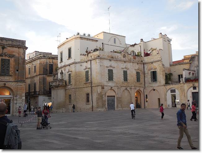 Clicca per scorrere le foto originali ingrandite