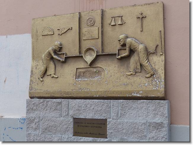 Clicca per scorrere le foto originali ingrandite