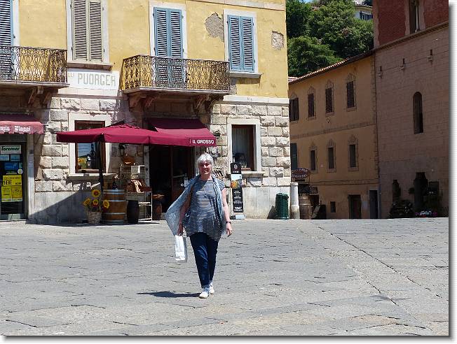 Clicca per scorrere le foto originali ingrandite