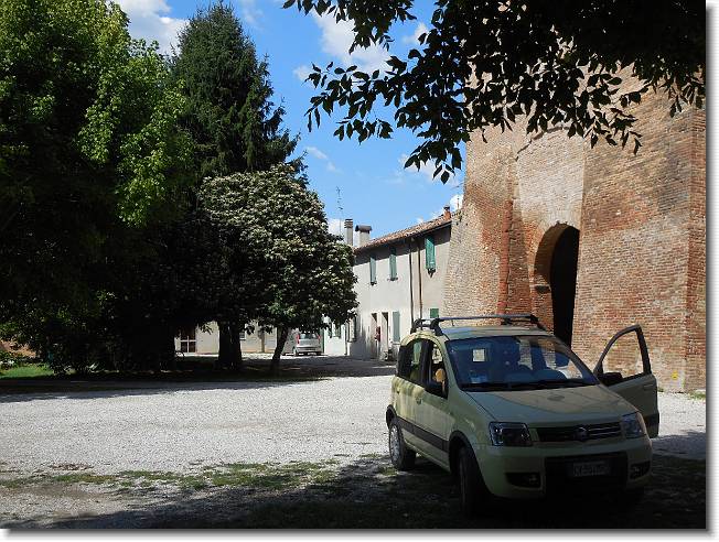 Clicca per scorrere le foto originali ingrandite