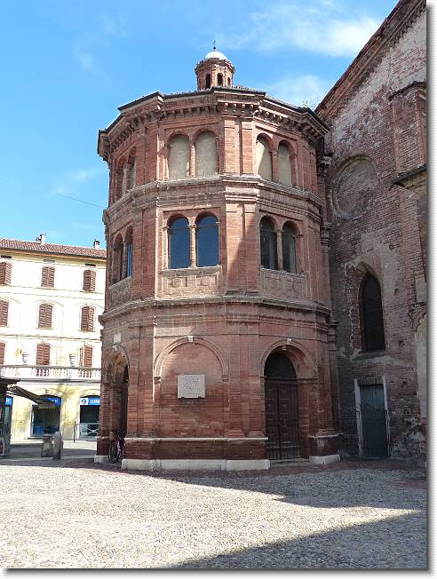 Clicca per scorrere le foto originali ingrandite