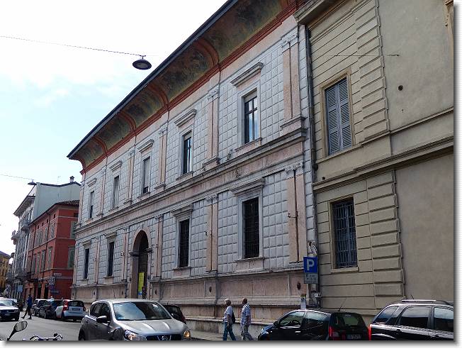 Clicca per scorrere le foto originali ingrandite