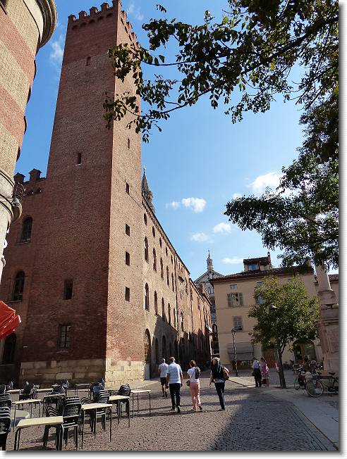 Clicca per scorrere le foto originali ingrandite