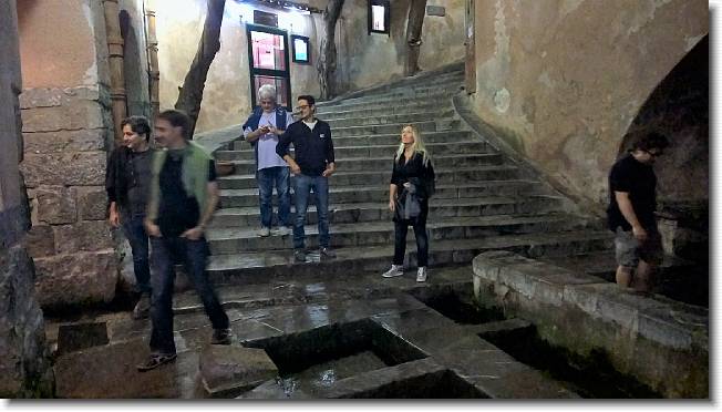 Clicca per scorrere le foto originali ingrandite