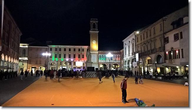 Clicca per scorrere le foto originali ingrandite
