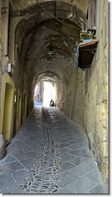 Clicca per scorrere le foto originali ingrandite