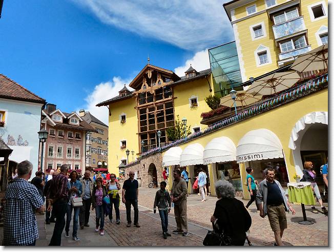 Clicca per scorrere le foto originali ingrandite