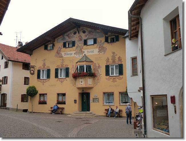 Clicca per scorrere le foto originali ingrandite