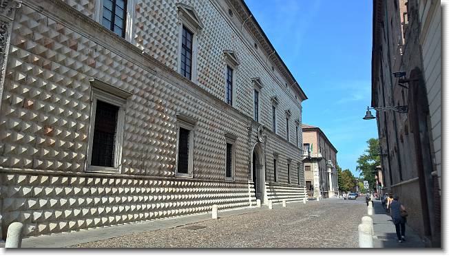 Clicca per scorrere le foto originali ingrandite
