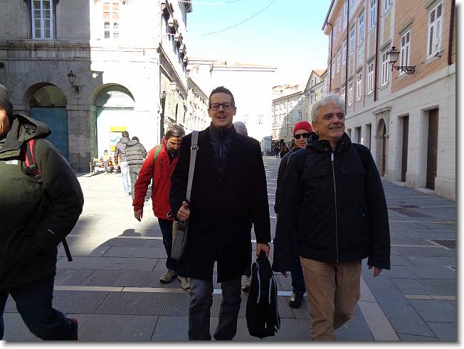 Clicca per scorrere le foto originali ingrandite