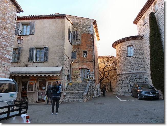 Clicca per scorrere le foto originali ingrandite