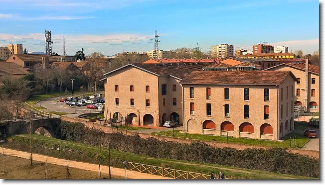 Clicca per scorrere le foto originali ingrandite