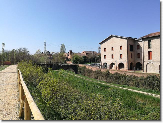 Clicca per scorrere le foto originali ingrandite