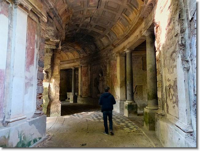 Clicca per scorrere le foto originali ingrandite