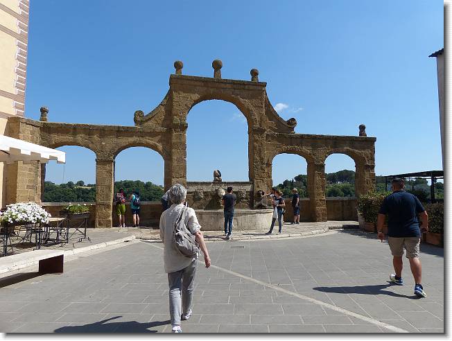 Clicca per scorrere le foto originali ingrandite
