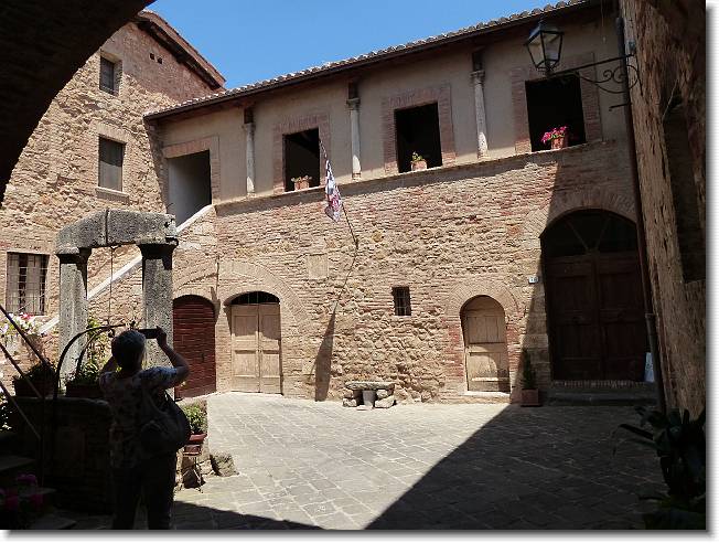 Clicca per scorrere le foto originali ingrandite
