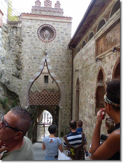 Clicca per scorrere le foto originali ingrandite