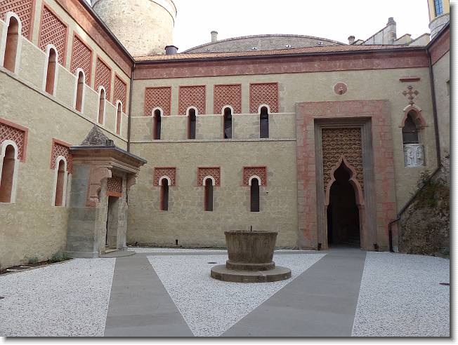 Clicca per scorrere le foto originali ingrandite