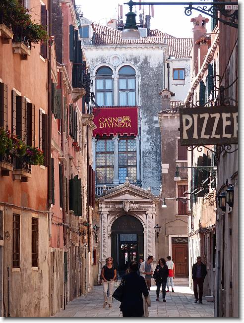 Clicca per scorrere le foto originali ingrandite