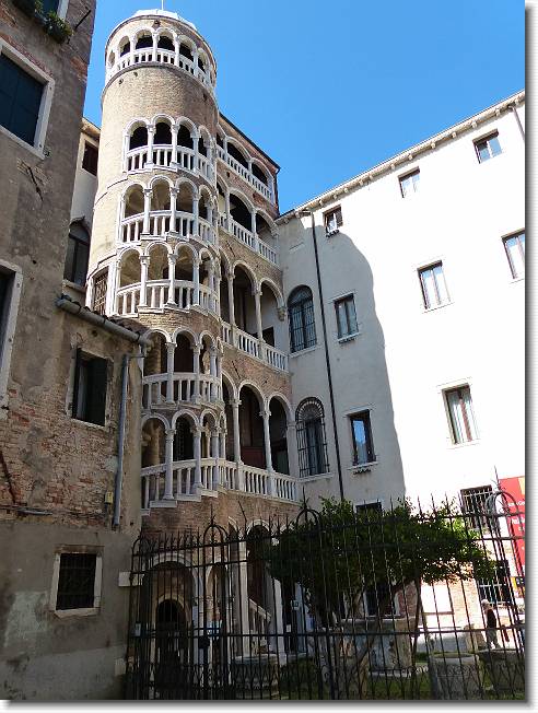 Clicca per scorrere le foto originali ingrandite