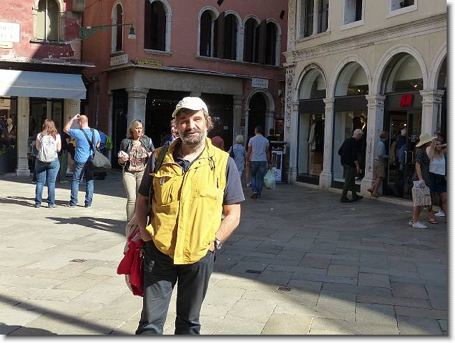Clicca per scorrere le foto originali ingrandite