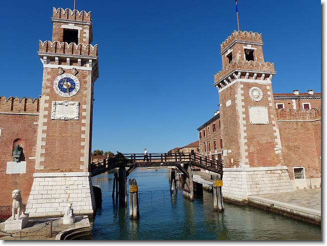 Clicca per scorrere le foto originali ingrandite