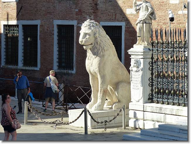 Clicca per scorrere le foto originali ingrandite