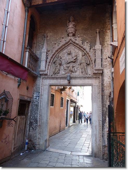 Clicca per scorrere le foto originali ingrandite