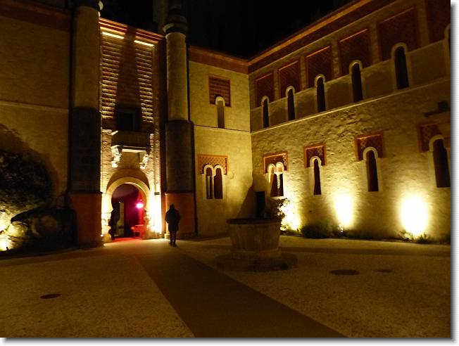 Clicca per scorrere le foto originali ingrandite
