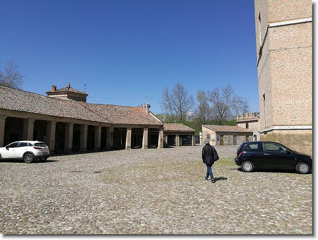 Clicca per scorrere le foto originali ingrandite