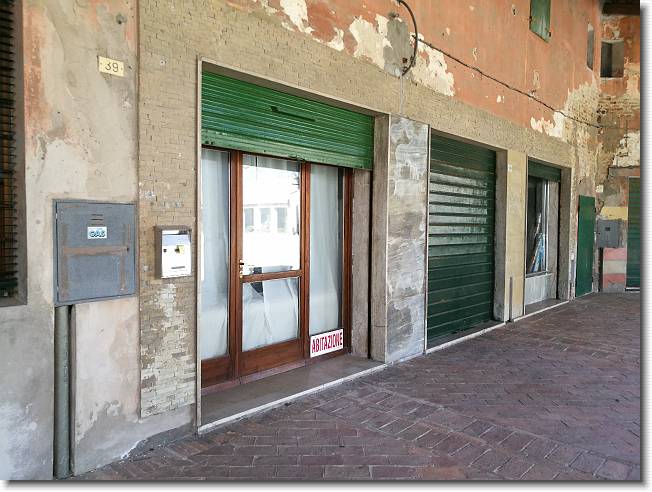Clicca per scorrere le foto originali ingrandite