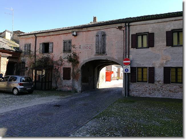 Clicca per scorrere le foto originali ingrandite