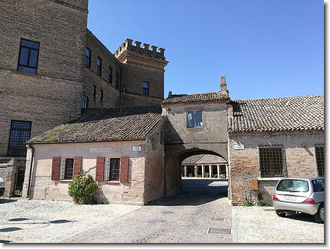 Clicca per scorrere le foto originali ingrandite