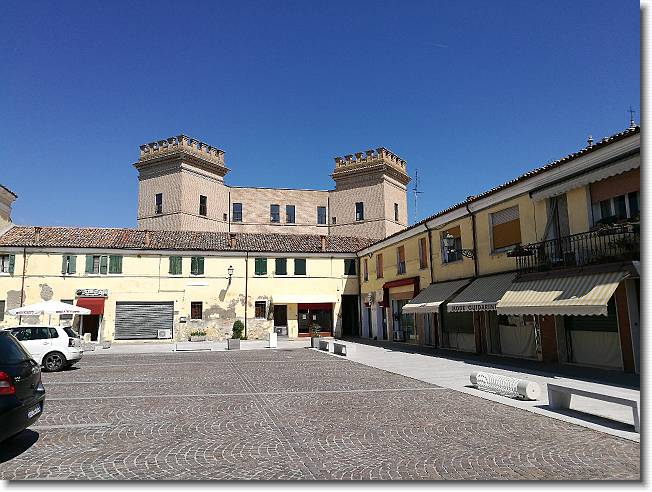 Clicca per scorrere le foto originali ingrandite