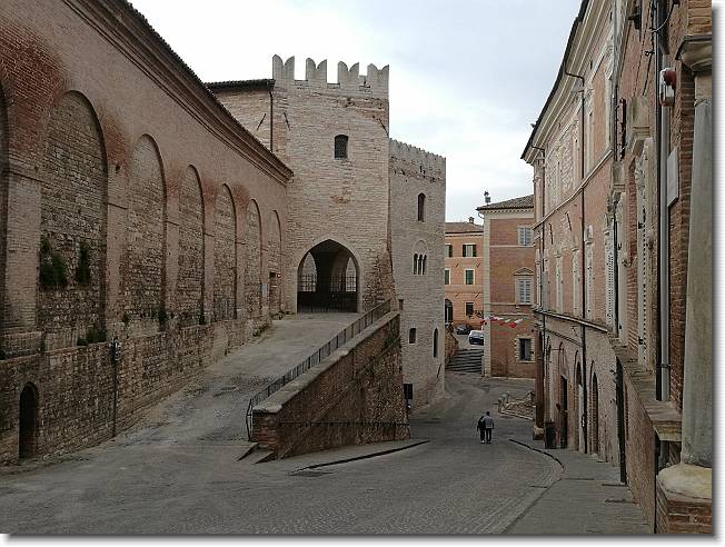 Clicca per scorrere le foto originali ingrandite